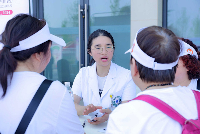 多学科义诊团队，为公众提供专业的健康咨询和检查服务。医院供图