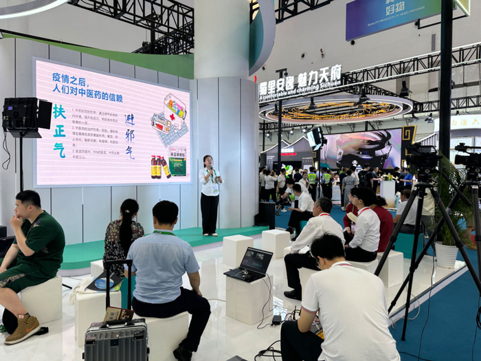 参展商代表上台推介。（刘天宇/摄）
