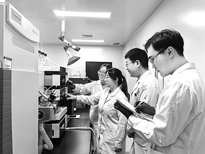 团队成员在分析实验数据。资料图片