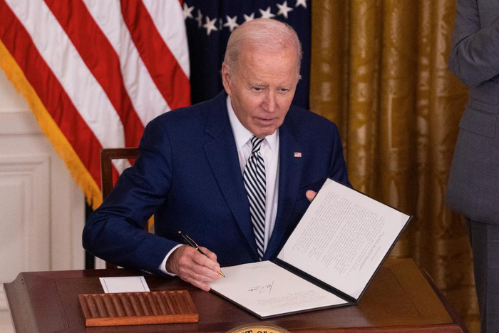 2023年10月30日,美国总统拜登在华盛顿白宫签署一份行政令.