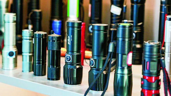 ▲西店镇一家企业生产的手电筒产品。（吴帅摄）