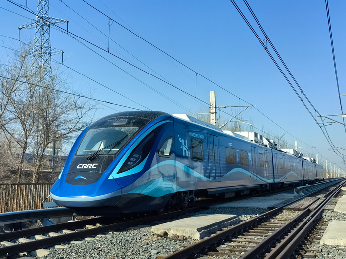 3月21日，我国首列氢能源市域列车在位于长春的中车长客试验线进行运行试验。新华社记者 马晓成 摄