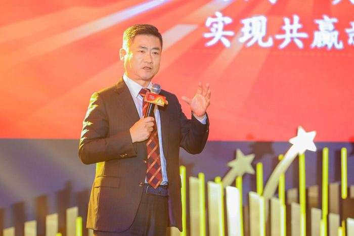 　　今天的盛典，不仅是对明星们过去一年辛勤付出的肯定，更是对平安产险未来发展的期许和展望。