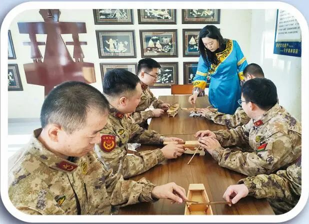 街津口赫哲族乡民兵在赫哲文化传习所学习赫哲手工技艺。