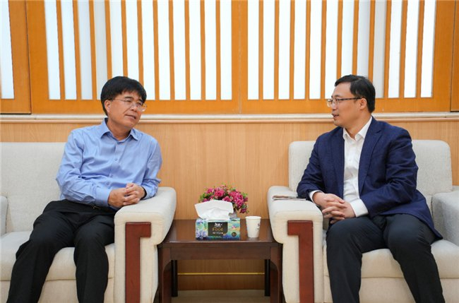 图：深圳⼤学党委常委、副校⻓汪永成（左）与中顺洁柔董事长刘鹏（右）