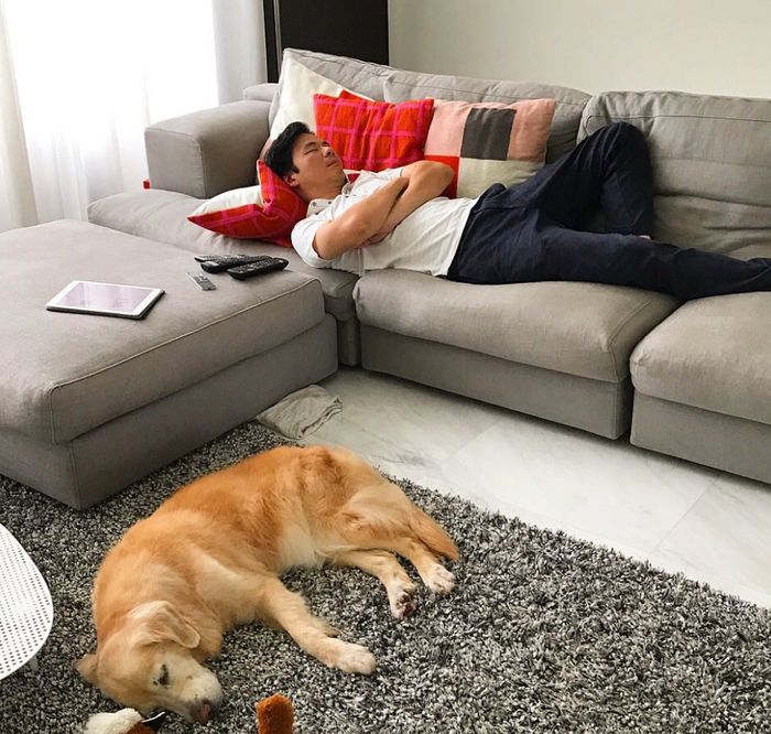 ▲黄循财与爱犬“夏天”一起休息