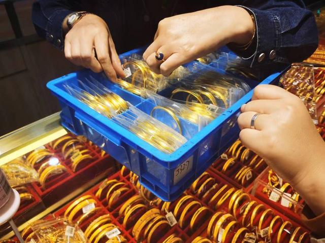 店员在给消费者挑款式，诸葛漪摄