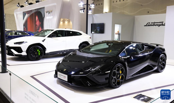 6969这是4月15日在第四届消博会上拍摄的兰博基尼汽车.