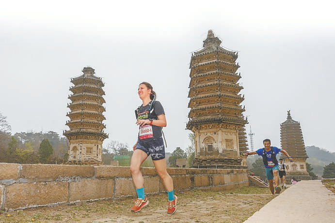 选手穿越银山塔林景区。王子诚摄