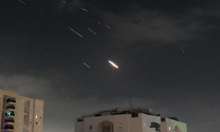 ▲以色列防御系统拦截来自伊朗的导弹和无人机，特拉维夫上空出现耀光
