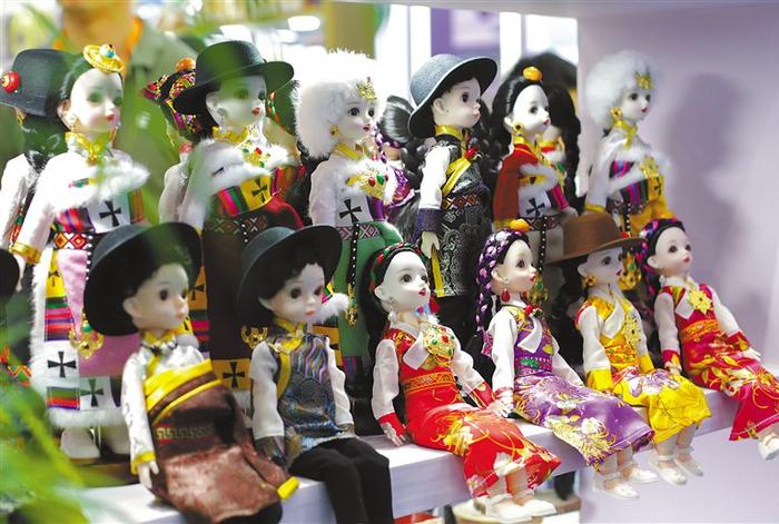 在国货特色潮品展区西藏展台拍摄的人偶。新华社记者 田薇薇 摄