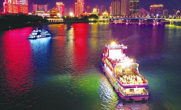     游客搭乘邕江夜游主题游船可欣赏邕江两岸绚烂灯火    本报记者宋延康 摄