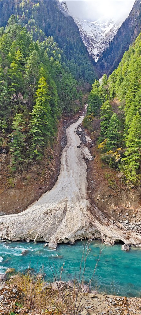 八盖乡至尼屋乡途中一处雪崩形成的地质景观。