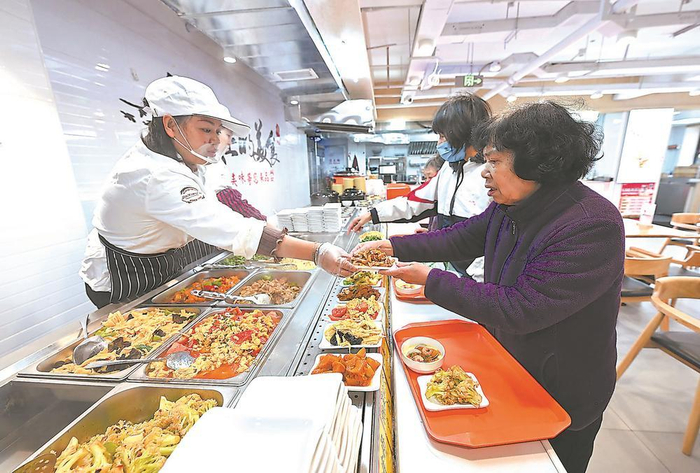 福州市鼓楼区鼓东街道树兜长者食堂里，老人在挑选菜肴。  本报记者 游庆辉 摄