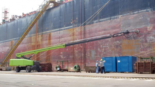 中联重科智能高机船舶除锈现场