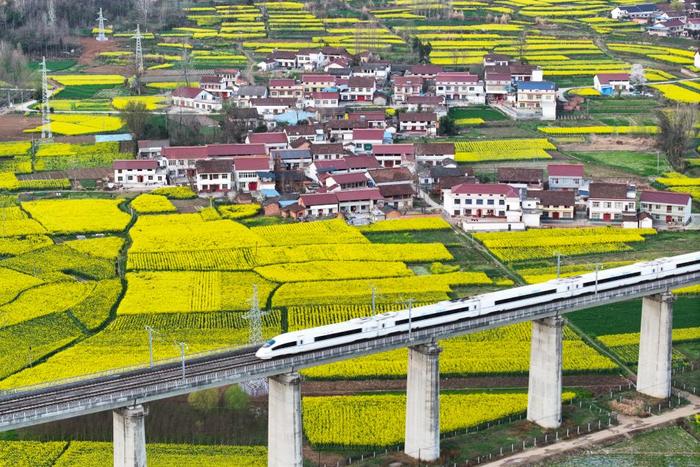   3月20日，西成高铁线上的列车驶过陕西汉中市南郑区阳春镇（无人机照片）。新华社记者 邵瑞 摄