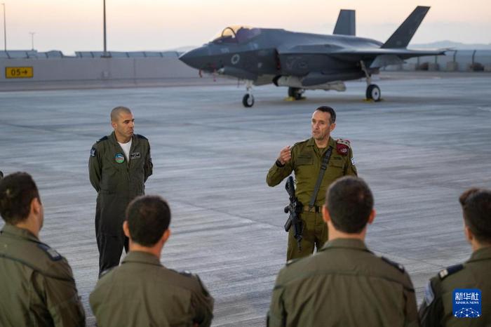   4月15日，以色列国防军总参谋长哈莱维（后右）在以色列南部的内瓦提姆空军基地讲话。新华社发（以色列国防军供图）