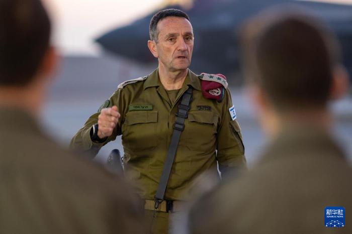   4月15日，以色列国防军总参谋长哈莱维在以色列南部的内瓦提姆空军基地讲话。新华社发（以色列国防军供图）