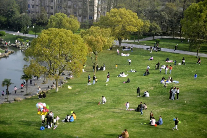 舟山市民在海山公园游玩 图源：视觉中国