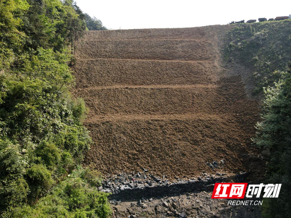 (福阳锰业公司供图)在位于花垣县民乐镇的湘西福阳锰业公司,公司副总