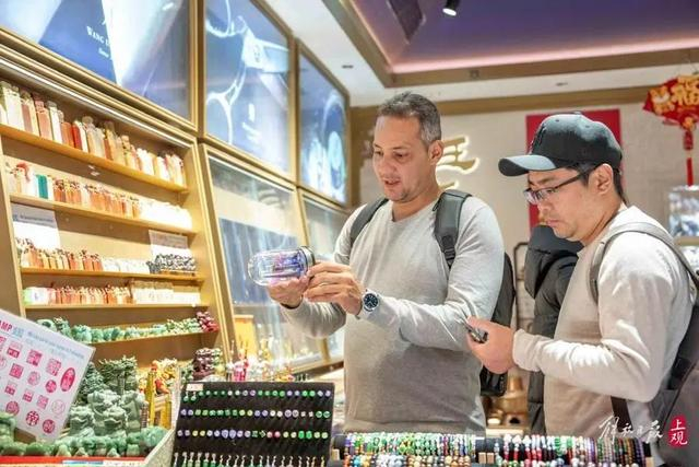 在豫园，外国面孔的游客十分常见。孟雨涵 摄