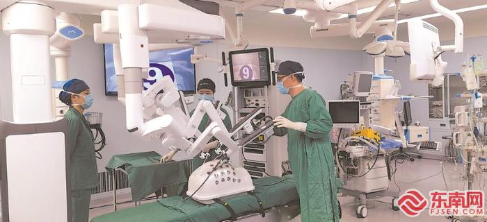 福建医科大学附属第一医院举办达芬奇机器人医护合作技能竞赛。福建日报记者 张静雯 摄