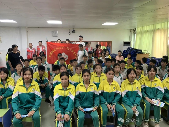 4月10日下午,黄埔区龙湖街道关工委在何棠下小学,开展龙湖街未成年人