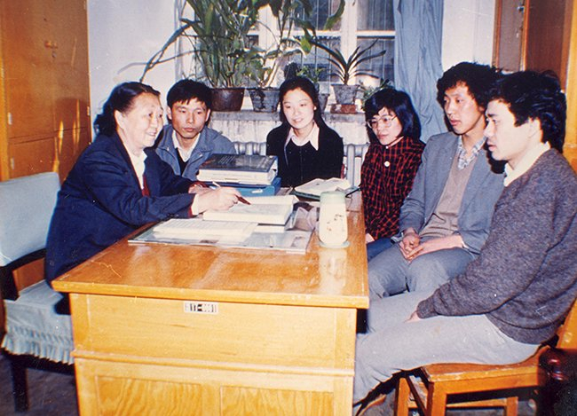 章淹辅导北京气象学院（现中国气象局气象干部培训学院）青年教师和科研人员