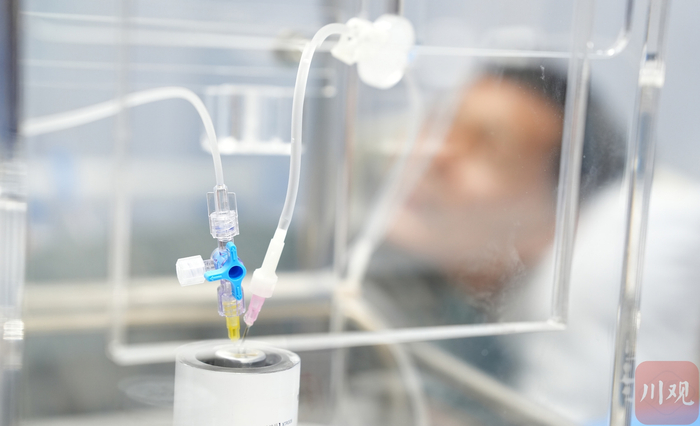 团队为患有神经内分泌肿瘤的外地患者实施放射性核素配体治疗。邓凌腾 摄