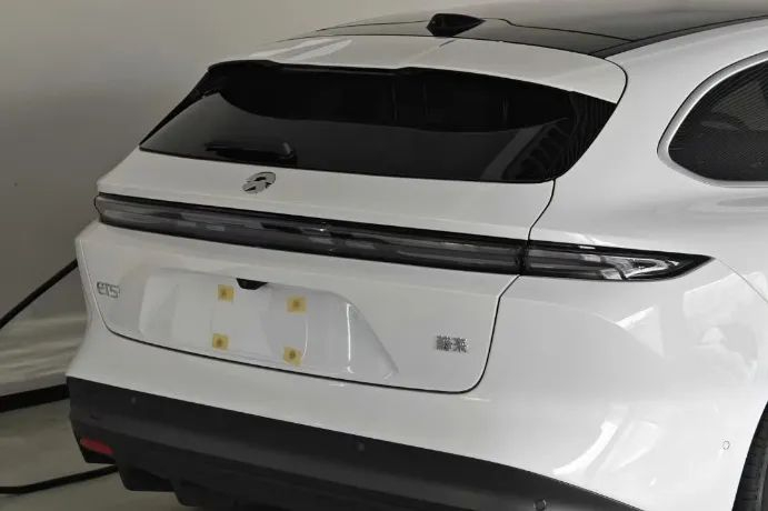 蔚来新车的尾标已从“江淮汽车”变成“蔚来”字样