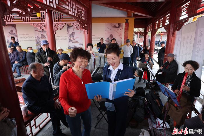 新甘肃·甘肃日报记者 田蹊 摄在天水伏羲城,天水秦韵常青歌友会的