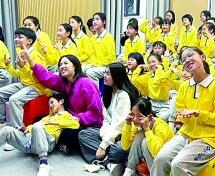 朱晓丹与学生们围坐在一起放声歌唱。