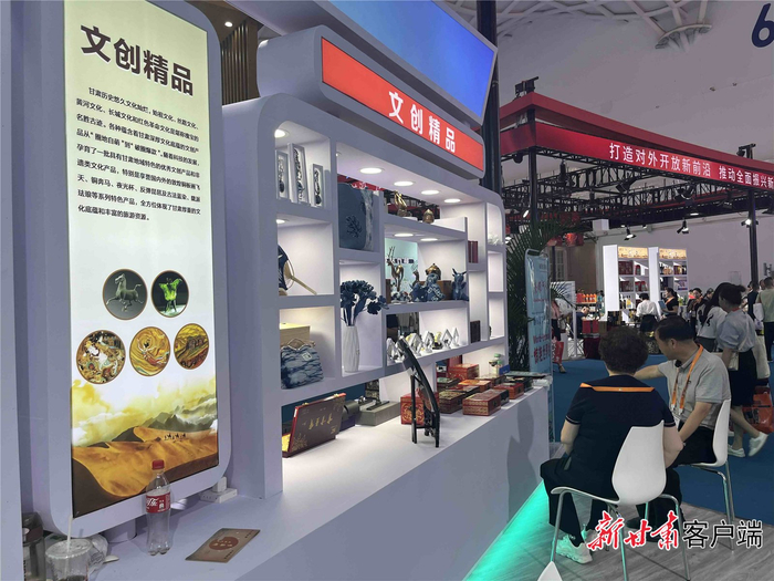 甘肃展馆展出的文创精品。新甘肃·甘肃日报记者 杜雪琴 摄