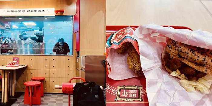 后厨手擀饼皮（左）和很像肉夹馍的汉堡（右）