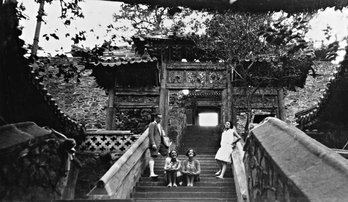 贯穿寺庙中轴的陡峭台阶在外国人相册中出镜率极高。图为上世纪二三十年代的外国人留影。