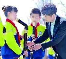 刘项明指导学生演奏竖笛。