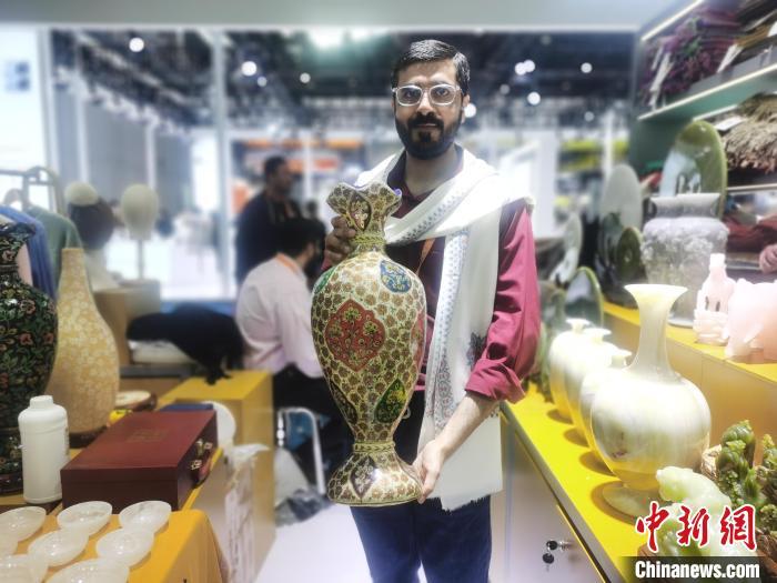4月15日，正在海口举行的第四届中国国际消费品博览会上，巴基斯坦商人哈比展示骆驼皮灯。中新社记者 张茜翼 摄