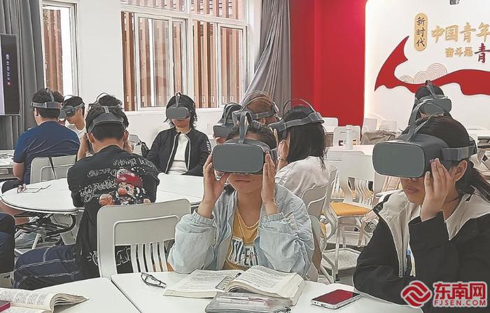 福建师范大学学生使用VR设备学习《中国近现代史纲要》。福建日报记者 储白珊 摄