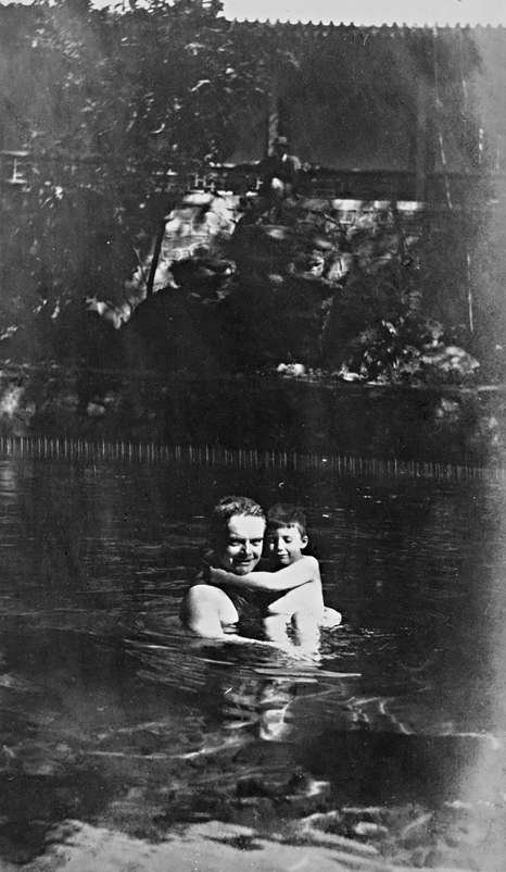 民国年间，很多在华欧洲人把黑龙潭当游泳池使用。图为1912年至1914年间在黑龙潭游泳的英国人。