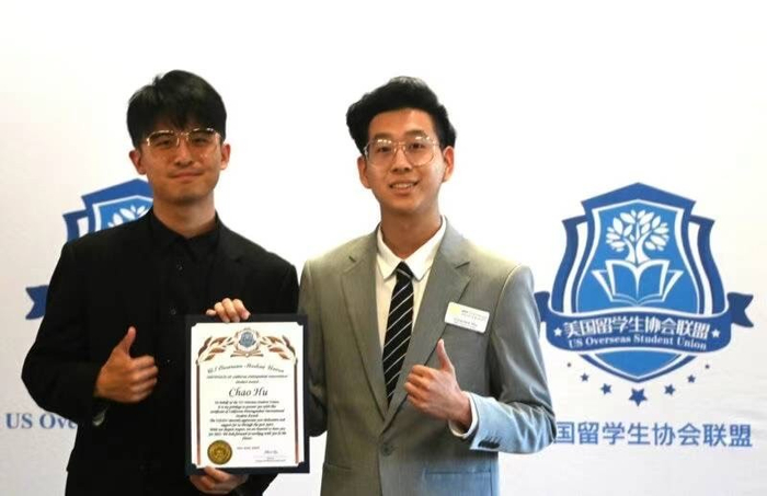 （联盟前任主席刘正鑫为优秀创业者胡超颁发加州杰出留学生奖）