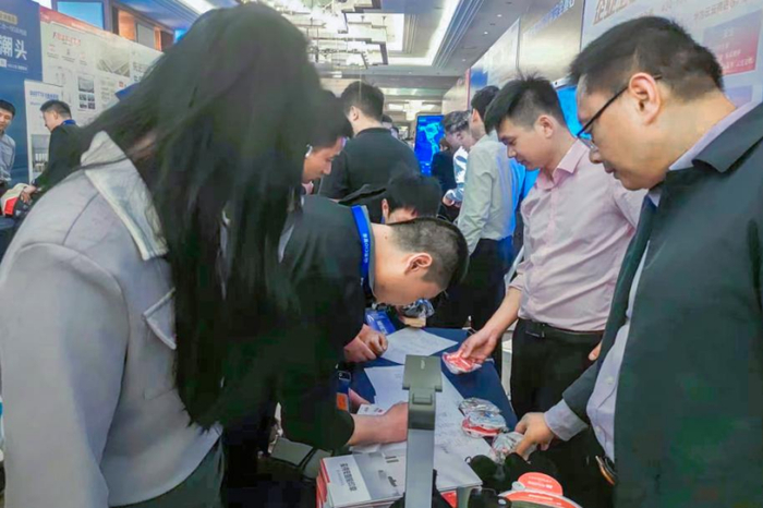 玺得安展位前,众多CIO们驻足参观