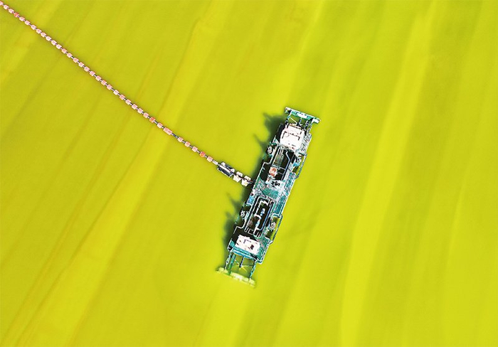 图为2024年3月14日，青海盐湖工业股份有限公司钾肥分公司的采盐船在盐湖作业。 新华社记者 陈杰/摄