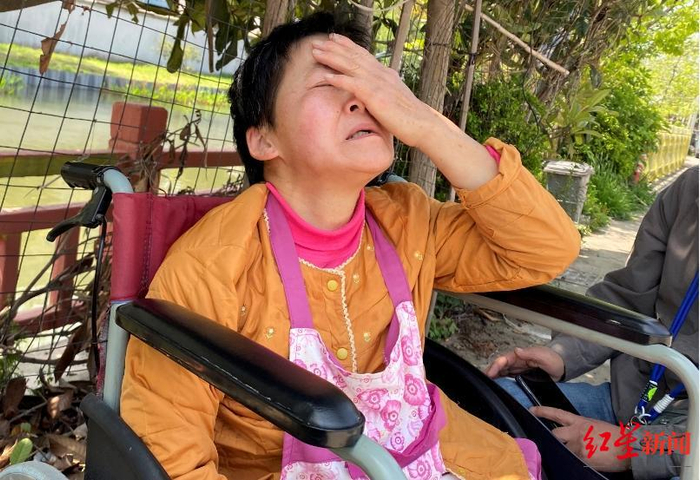 ▲顾敏黎接受记者采访时，突然掩面而泣