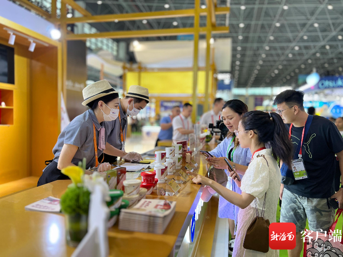 茅台冰淇淋受青睐，不少参观者购买尝鲜。记者 王洪旭 摄