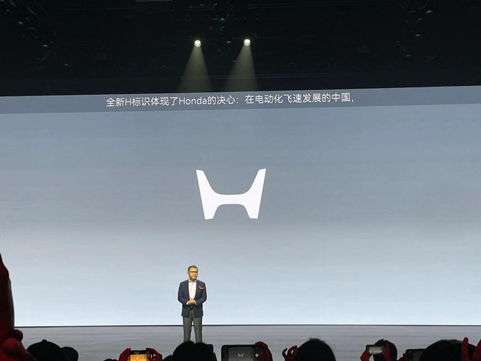 烨品牌全新车标 摄/白昊天