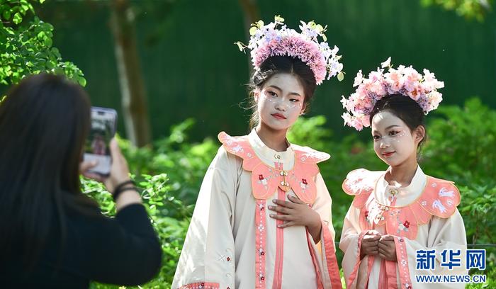   4月14日，洛阳市中国国花园牡丹观赏区，游客身着汉服在参观游玩。