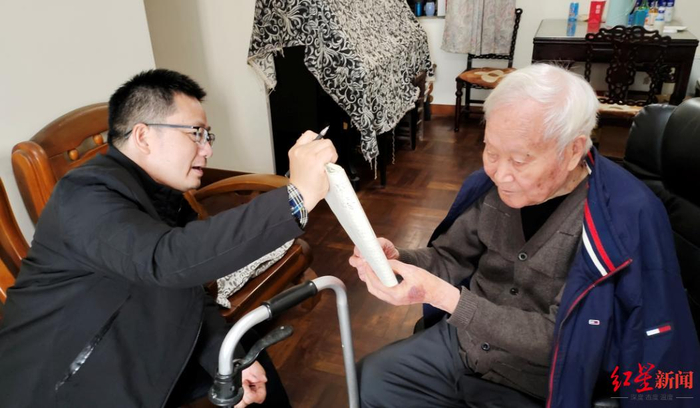 ▲王文正（右）接受记者采访