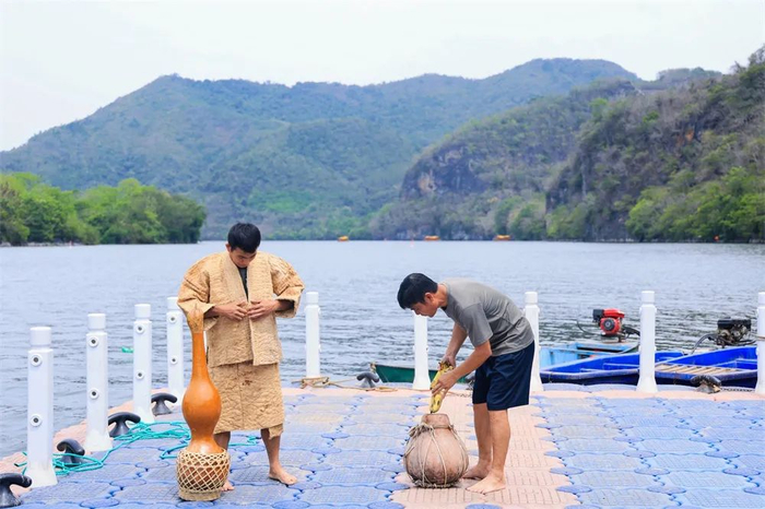 黎族小伙子在岸边做准备工作（杨萍 摄）