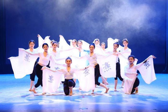 云南曲靖师范学院音乐舞蹈学院的学生在表演爨舞（2月26日摄）。新华社发（许乔贵 摄）