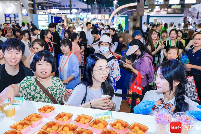 消博会社会公众开放日，“香港时尚馆”将为广大消费者带来丰富的互动游戏和福利。记者李昊 摄